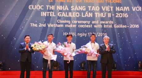 Group of students won the first prize of the creators of Vietnam - Photo: VnExpress