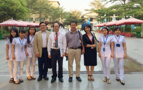 Shunji Kishima experts, Dr. Tran Duc Thuan, the expert assistant and PhD. Tran Thi Quynh Le souvenir photos with the Faculty of Pharmacy students at DNTU