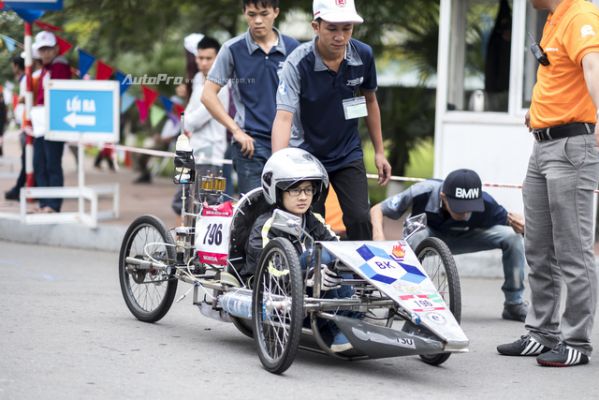 Trong những cuộc thi nặng về kỹ thuật như vậy vẫn xuất hiện những bóng hồng sau tay lái