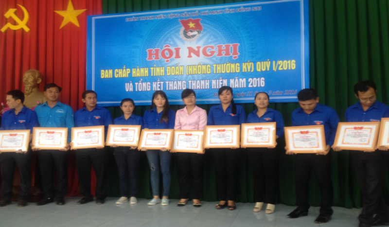 Khen thưởng 02 tập thể, 02 cá nhân Khoa TP-MT-ĐD và Khoa Ngoại ngữ có thành tích xuất sắc trong Tháng Thanh niên năm 2016