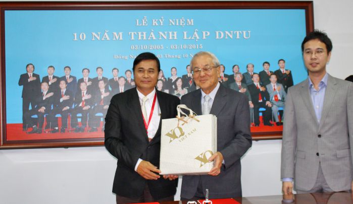 TS Phan Ngọc Sơn trao quà tặng lưu niệm cho ông Chay Yee