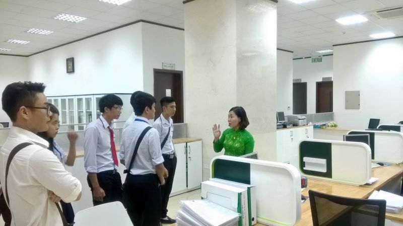 Sinh viên DNTU thực tế tìm hiểu công quy trình hoạt động tại các phòng ban