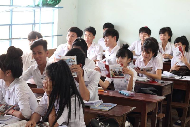 Học sinh các Trường THPT hào hứng tham khảo nội dung cẩm nang tuyển sinh DNTU