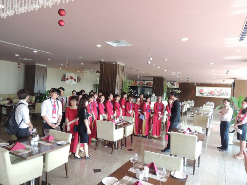 Sinh viên được hướng dẫn tham quan các bộ phận tại Aurora Hotel Plaza