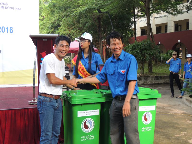 Đồng chí Nguyễn Nho Nguyên - Bí thư Đoàn Sở tài nguyên và môi trường gửi tặng Đoàn Tro choi đánh bài
 và Đoàn phường Trảng Dài phương tiện góp phần bảo vệ môi trường