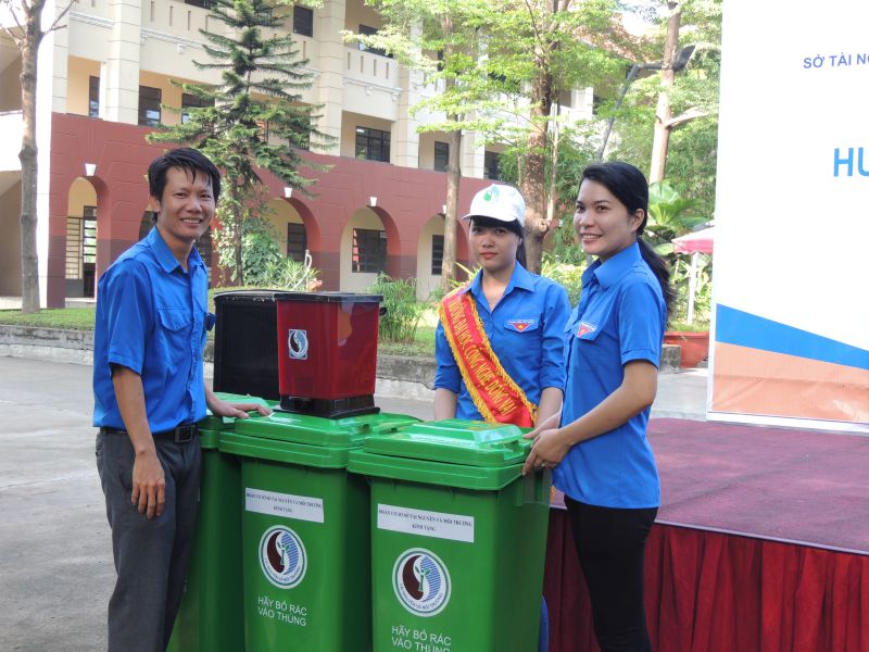 Đồng chí Nguyễn Nho Nguyên - Bí thư Đoàn Sở tài nguyên và môi trường gửi tặng Đoàn Tro choi đánh bài
 và Đoàn phường Trảng Dài phương tiện góp phần bảo vệ môi trường