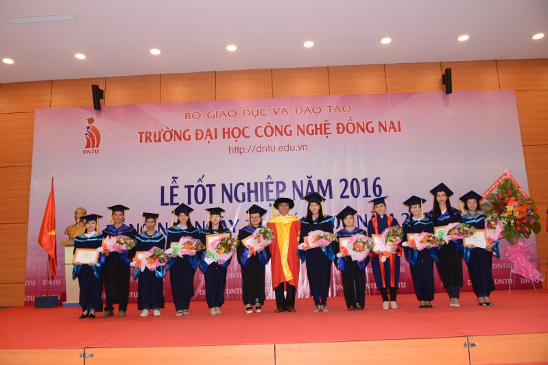 TS.Phan Ngọc Sơn trao bằng tốt nghiệp cho các Tân cử nhân đạt loại giỏi