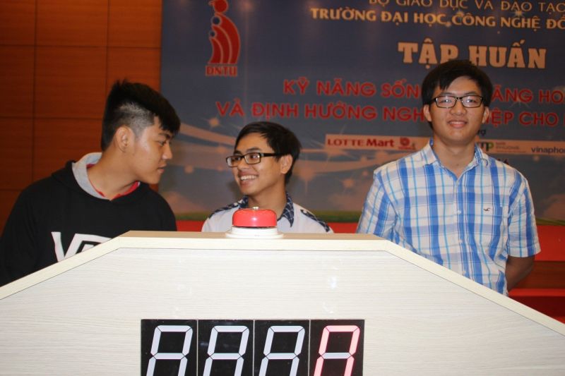 Gameshow của Khoa CNTT được các em học sinh hưởng ứng nhiệt tình.