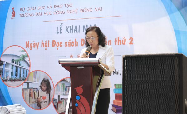 Bà Hoàng Thị Hoàng - Phó giám đốc Thư viện Tỉnh Đồng Nai phát biểu tại khai mạc