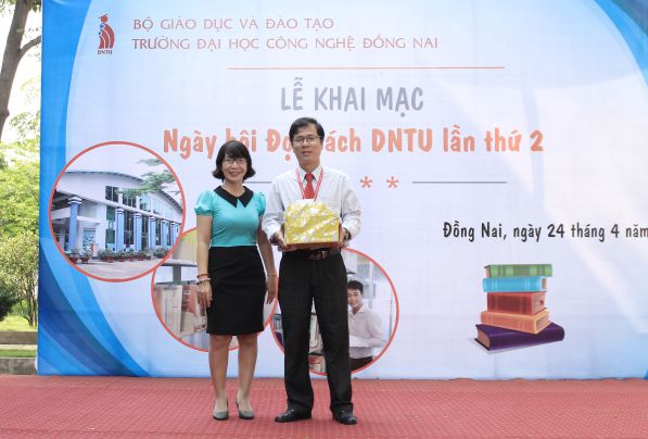 Bà Lê Thị Dung – Phó giám đốc Thư viện Tỉnh Đồng Nai trao tặng sách và thẻ bạn đọc Thư viện tỉnh cho Tro choi đánh bài
