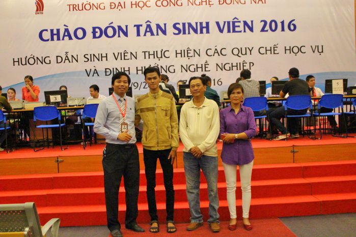 Th.S Nguyễn Văn Huy – Giám đốc Trung tâm Tuyển sinh chụp hình kỷ niệm với Vũ Văn Trường Giang cùng bố mẹ tại Trung tâm tích hợp sáng ngày 6/9/2016