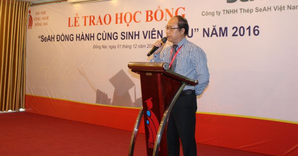 TS Trần Đức Thuận - Phó hiệu trưởng Tro choi đánh bài
 phát biểu cám ơn